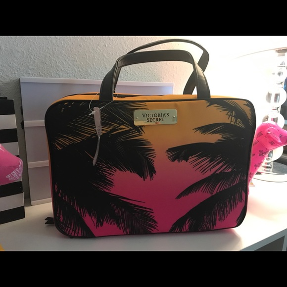 Victoria's Secret Handbags - 🌺Large VS Travel Bag🌺
